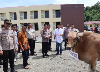 Kapolres Bolsel Serahkan Hewan Kurban Idul Adha 1444 H ke Pengurus Masjid