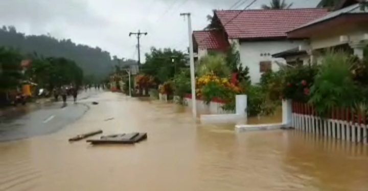 Dampak Aktivitas Tambang Ilegal Banjir Lumpur Kembali Rendam Pemukiman Warga Desa Tobayagan.