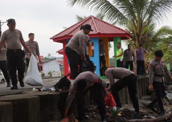Bersama TNI dan Masyarakat, Polres Bolsel Gelar Aksi Bersih-bersih di Pesisir Pantai Sondana