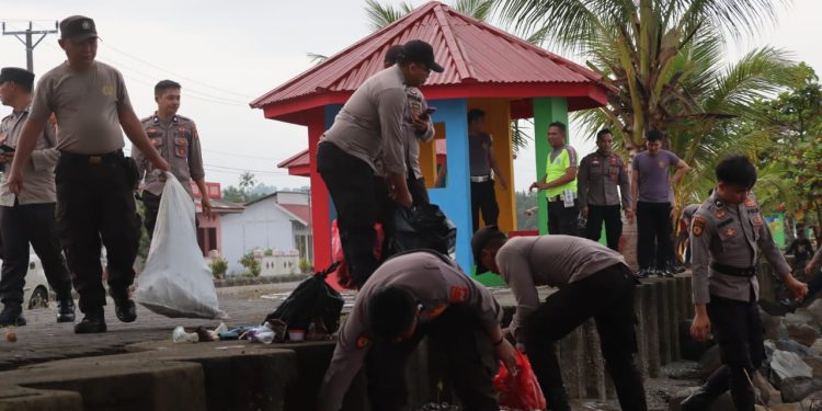 Bersama TNI dan Masyarakat, Polres Bolsel Gelar Aksi Bersih-bersih di Pesisir Pantai Sondana