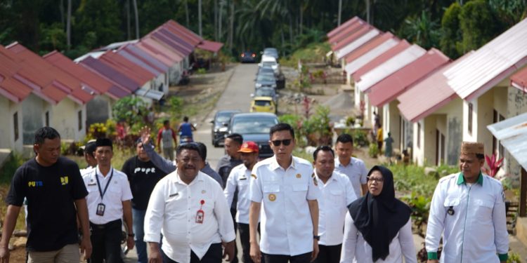 Bupati Iskandar Kamaru Tinjau Kawasan Relokasi Rumah dan Buka Gerakan Pangan Murah di Tomini