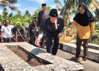 Ketua DPRD Bolmut Bersama Sekda dan Asisten 3 Ziarah di Makam Raja Mohammad Toraju Datunsolang