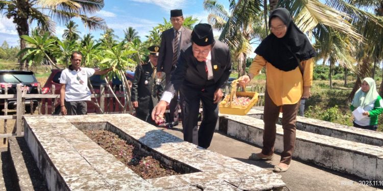 Ketua DPRD Bolmut Bersama Sekda dan Asisten 3 Ziarah di Makam Raja Mohammad Toraju Datunsolang