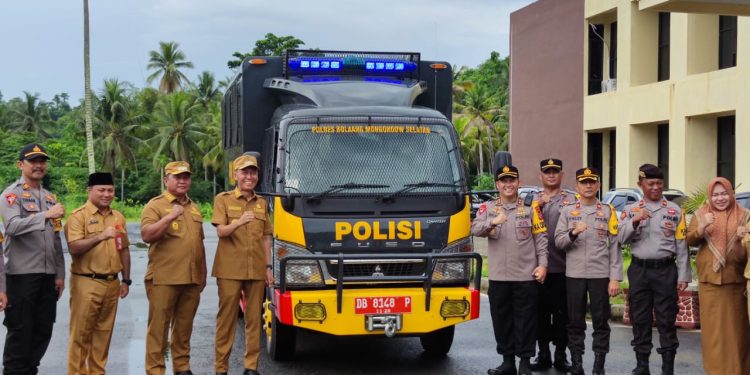 Pemkab Bolsel Serahkan Hibah Truk Dalmas Kepada Polres