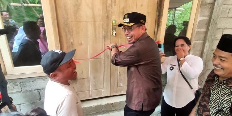 Warga Sangtombolang Sebut Sirajudin Lasena Pemimpin Peduli