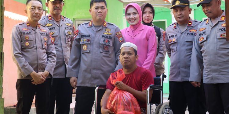 Polres Bolsel Berbagi Berkah Ramadhan Kepada Masyarakat Kurang Mampu dan Penyandang Disabilitas