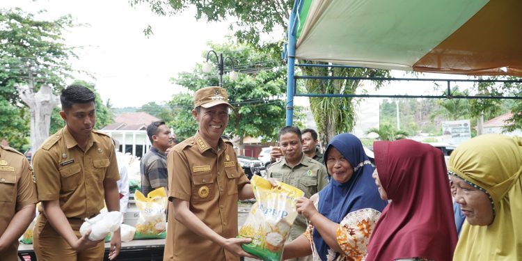 Disambut Antusias Warga, Bupati dan Wabup Bolsel Buka Gerakan Pangan Murah Jelang Idul Fitri