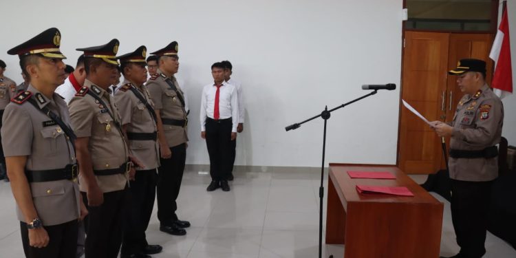 Kapolres Bolsel Pimpin Upacara Sertijab Wakapolres dan Kasat Intel