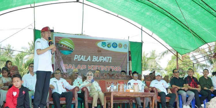Bupati Iskandar Kamaru Lebaran Ketupatan di Sejumlah Desa