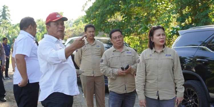 Didampingi Wabup Deddy, Dirjen ATR/BPN Tinjau Lahan Relokasi Korban Erupsi Gunung Ruang di Desa Modisi
