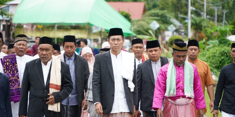 Sholat Ied Adha di Momalia, Bupati Iskandar Ajak Masyarakat Bersyukur dan Pererat Kebersamaan