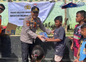 Polsek Bolaang Uki Bersama Peredam Salurkan Bantuan Untuk Korban Banjir di Gorontalo