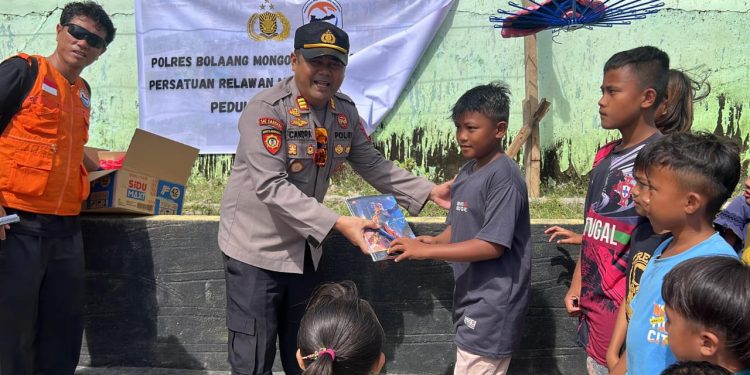 Polsek Bolaang Uki Bersama Peredam Salurkan Bantuan Untuk Korban Banjir di Gorontalo