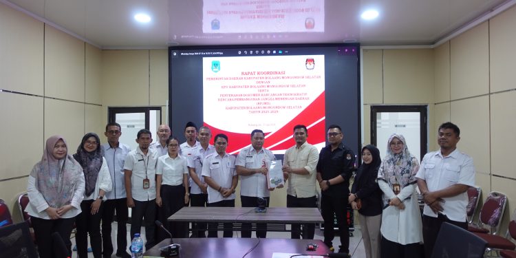 Sekda Bolsel Serahkan Dokumen Rancangan Teknokratik RPJMD 2025-2029 ke KPU