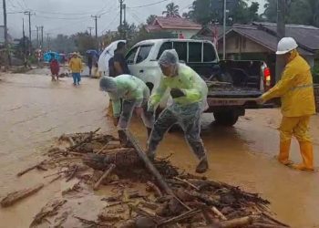 PT JRBM Sigap Bencana Bersihkan Material Banjir dan Longsor Serta Bantu Mobilisasi Masyarakat