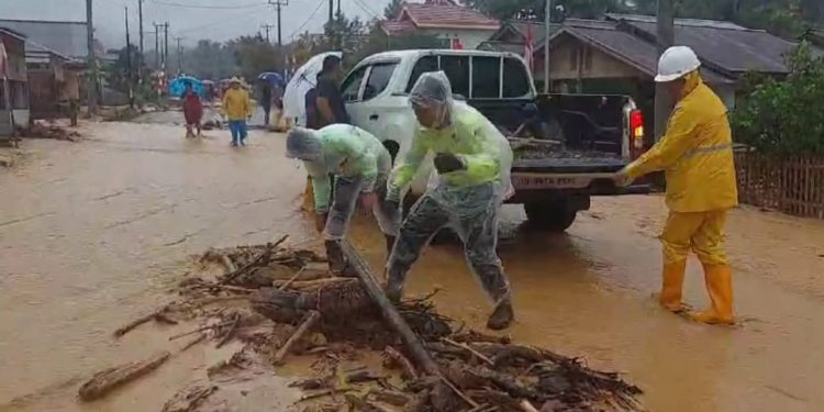PT JRBM Sigap Bencana Bersihkan Material Banjir dan Longsor Serta Bantu Mobilisasi Masyarakat