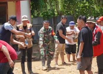 Aksi Nyata! Bupati Boyong OPD Kerja Bakti Bersihkan Material Banjir di Pinteng dan Pintim