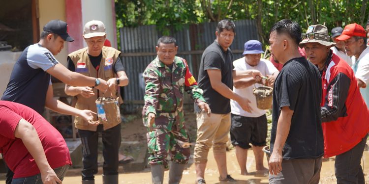 Aksi Nyata! Bupati Boyong OPD Kerja Bakti Bersihkan Material Banjir di Pinteng dan Pintim