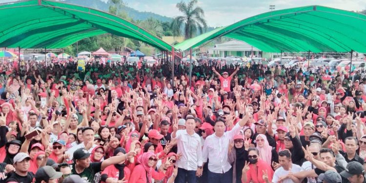Lautan Massa Simpatisan Padati Kampanye Pasangan IDEAL di Desa Adow
