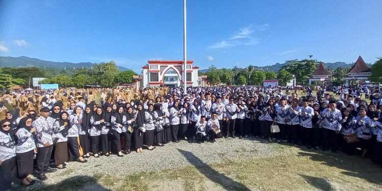 Bupati Iskandar Kamaru Pimpin Upacara Peringatan HGN 2024 dan HUT PGRI ke-79 Tahun