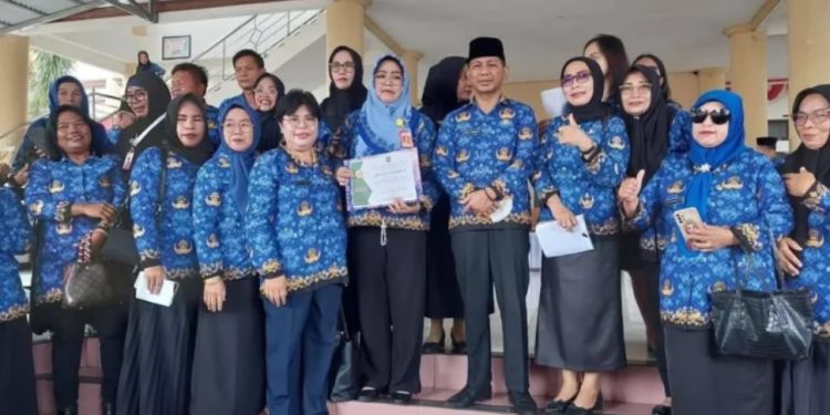 Beprestasi, Dinas Pendidikan Bolmong Terima Penghargaan Pelayanan Publik