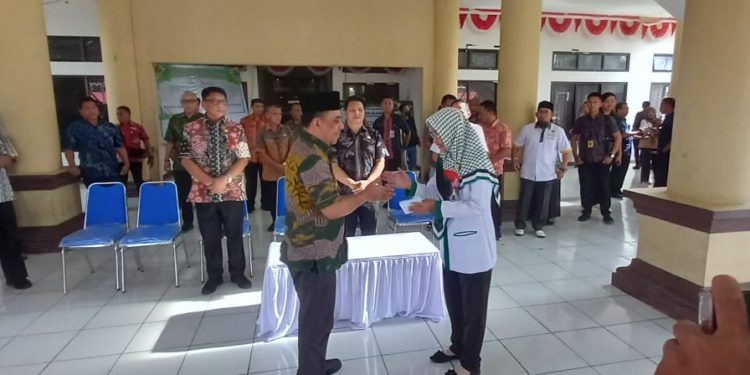 ASN dan PPPK Pemkab Bolmong Salurkan Zakat Fitra Lewat BAZNAS