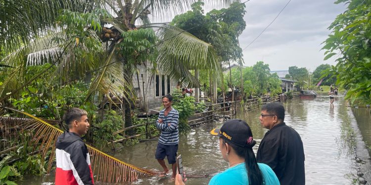 Sekda Bolmong Turun Langsung Pantau Kondisi Banjir di Kecamatan Poigar
