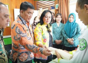 Kain Tenun dari Daun Nanas Produk UMKM Moyobayat di Bolmong Pikat Gubernur YSK