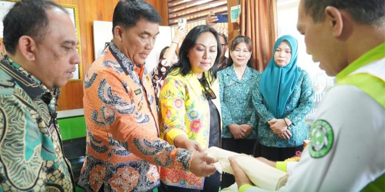 Kain Tenun dari Daun Nanas Produk UMKM Moyobayat di Bolmong Pikat Gubernur YSK