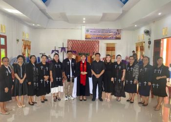 Bersama Keluarga, Wabup Dony Lumenta Mengikuti Ibadah Jumat Agung di Gereja GMIBM Syalom Mogoyunggung
