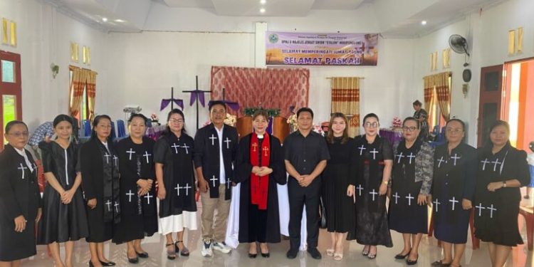 Bersama Keluarga, Wabup Dony Lumenta Mengikuti Ibadah Jumat Agung di Gereja GMIBM Syalom Mogoyunggung