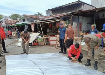 Gunakan Badan Jalan, Satpol-PP Bolmong Tertibkan Belasan Lapak Pedagang di Pasar Lolak