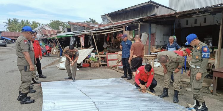 Gunakan Badan Jalan, Satpol-PP Bolmong Tertibkan Belasan Lapak Pedagang di Pasar Lolak