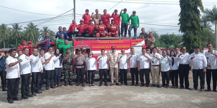 Wabup Dony Lumenta Serahkan Satu Unit Armada Damkar untuk Wilayah Dumoga Raya