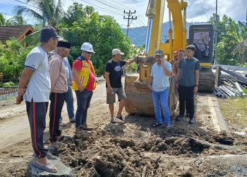 Bupati Yusra Pantau Perbaikan Jalan Trans di Desa Solog yang Amblas