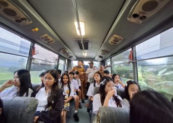 Bersama Siswa, Wabup Dony Lumenta Coba Layanan Bus Sekolah Gratis di Wilayah Dumoga Raya
