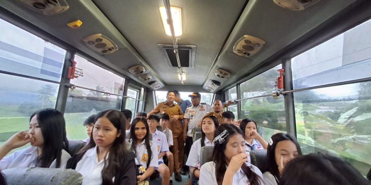 Bersama Siswa, Wabup Dony Lumenta Coba Layanan Bus Sekolah Gratis di Wilayah Dumoga Raya