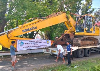 YSK Hibahkan Satu Unit Excavator untuk Pemkab Bolmong