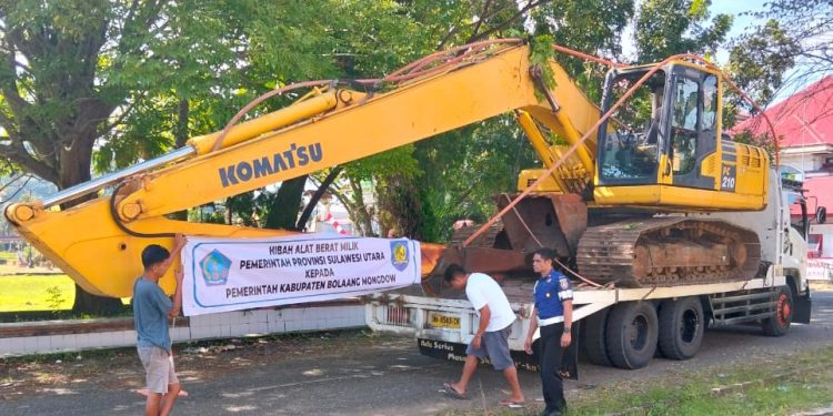YSK Hibahkan Satu Unit Excavator untuk Pemkab Bolmong