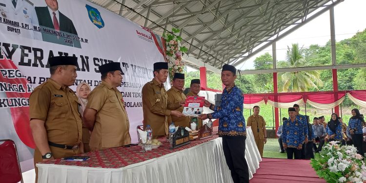 Bupati dan Wabup Bolsel Serahkan SK 105 PPPK Tahun Anggran 2024