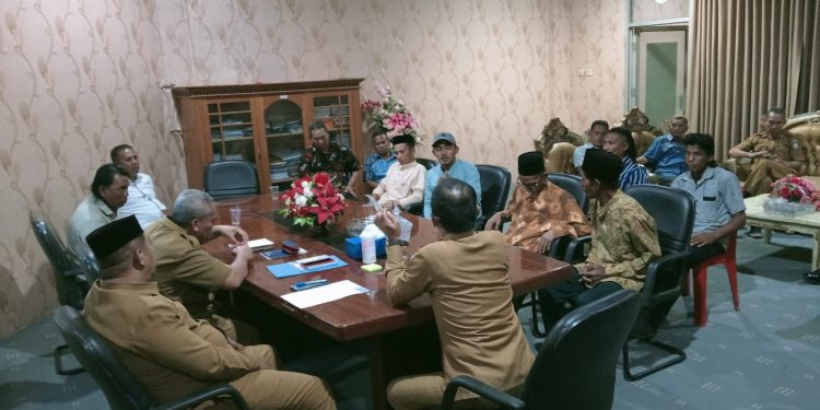 Puluhan Warga Sangkub I Sambangi Kantor Bupati