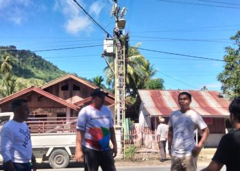 Perkimtan Bolmut Pasang PJU di Sangkub, Dipantau Langsung Anggota DPRD Shem Hassan