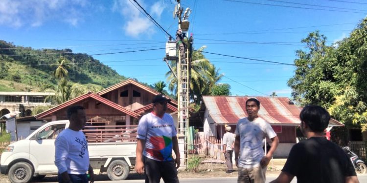 Perkimtan Bolmut Pasang PJU di Sangkub, Dipantau Langsung Anggota DPRD Shem Hassan