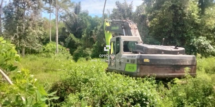 Alat Berat Terparkir di Desa Huntuk, Diduga Akan Digunakan di KM 20
