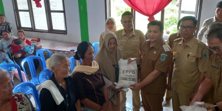 Serentak Digelar di Enam Desa, Wabup Dony Salurkan Beras CPPD di Desa Siniyung