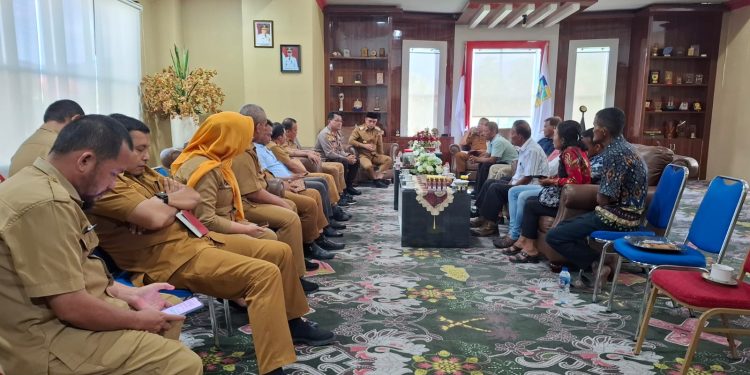 Pemda Bolmut Dialog Bersama Sejumlah Warga Huntuk di Ruangan Kerja Bupati, Ini Hasilnya 