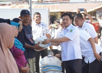 Diserahkan oleh Wabup Dony Lumenta, 162 Warga Terdampak Kebakaran Pasar Lolak Terima Bantuan