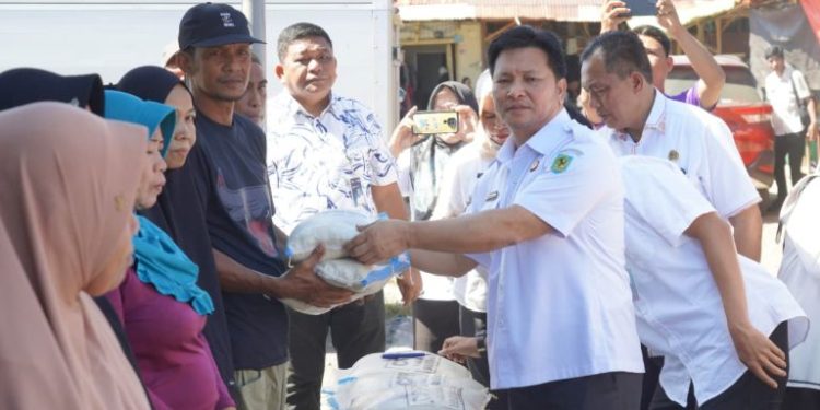 Diserahkan oleh Wabup Dony Lumenta, 162 Warga Terdampak Kebakaran Pasar Lolak Terima Bantuan