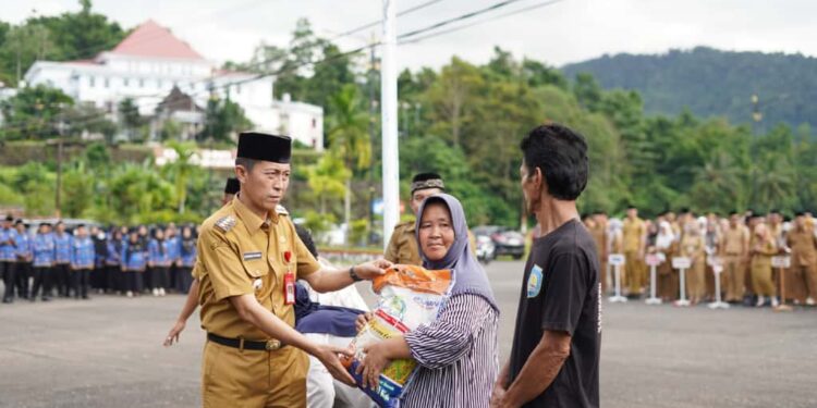 Kendalikan Inflasi, Pemkab Bolsel Salurkan 19.960 Kg Beras untuk Warga Kurang Mampu