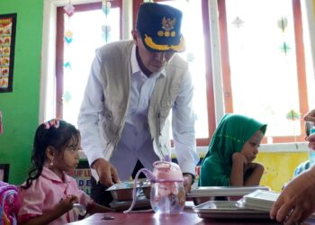 Bupati Iskandar Kamaru, Tinjau Langsung Distribusi MBG di Wilayah Kecamatan Posigadan